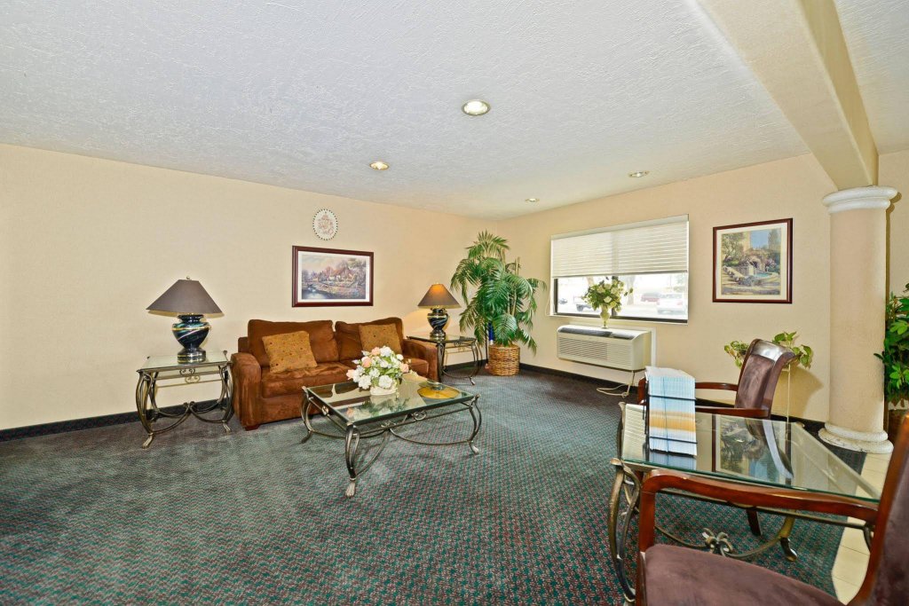 Фото Days Inn by Wyndham Indio