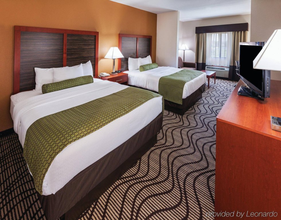 Фото La Quinta Inn & Suites by Wyndham Midwest City - Tinker Afb