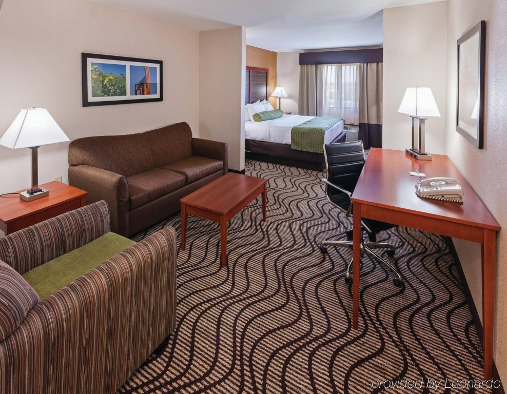 Фото La Quinta Inn & Suites by Wyndham Midwest City - Tinker Afb