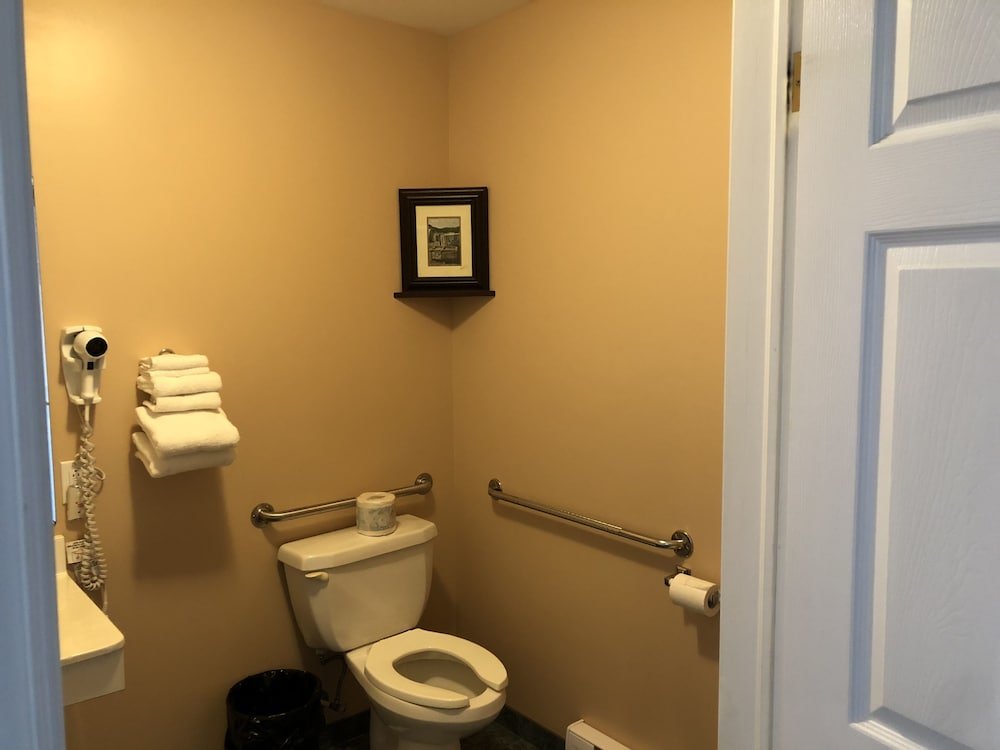 Фото Newfound Inn & Suites