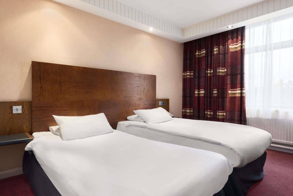 Фото Ramada by Wyndham Loughborough Hotel