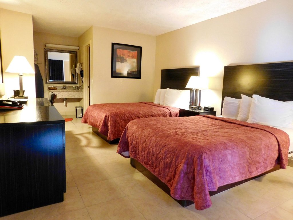 Фото Travelodge by Wyndham Orlando Heart of International Drive