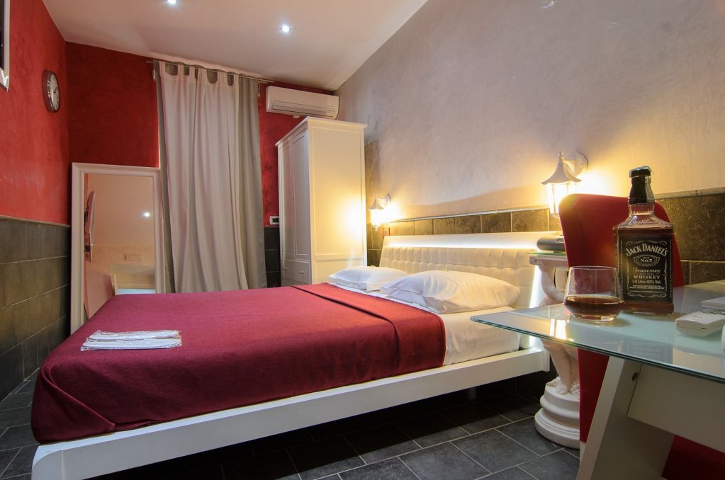 Фото Covo degli Angioini - Town House Suites