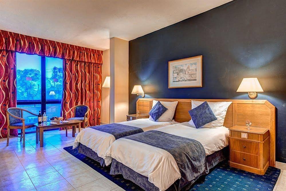 Фото Coastline Hotel