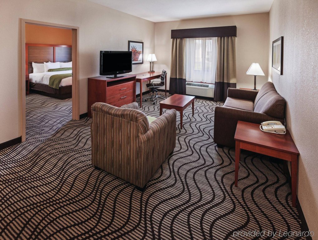 Фото La Quinta Inn & Suites by Wyndham Midwest City - Tinker Afb