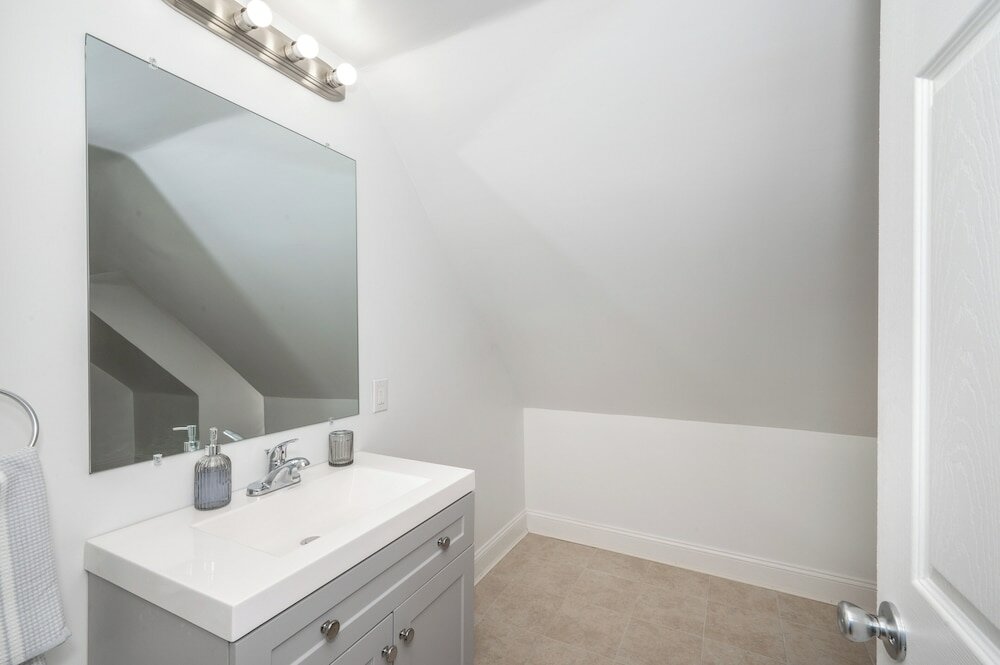 Фото Suites on Main 3