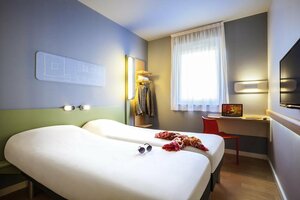 Ibis budget Sens (Bourgogne-Franche-Comté, Yonne, Arrondissement de Sens, Collemiers, Rue de Sens, 2), hotel