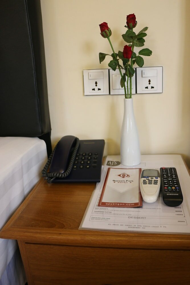 Фото Queen's Park Hotel