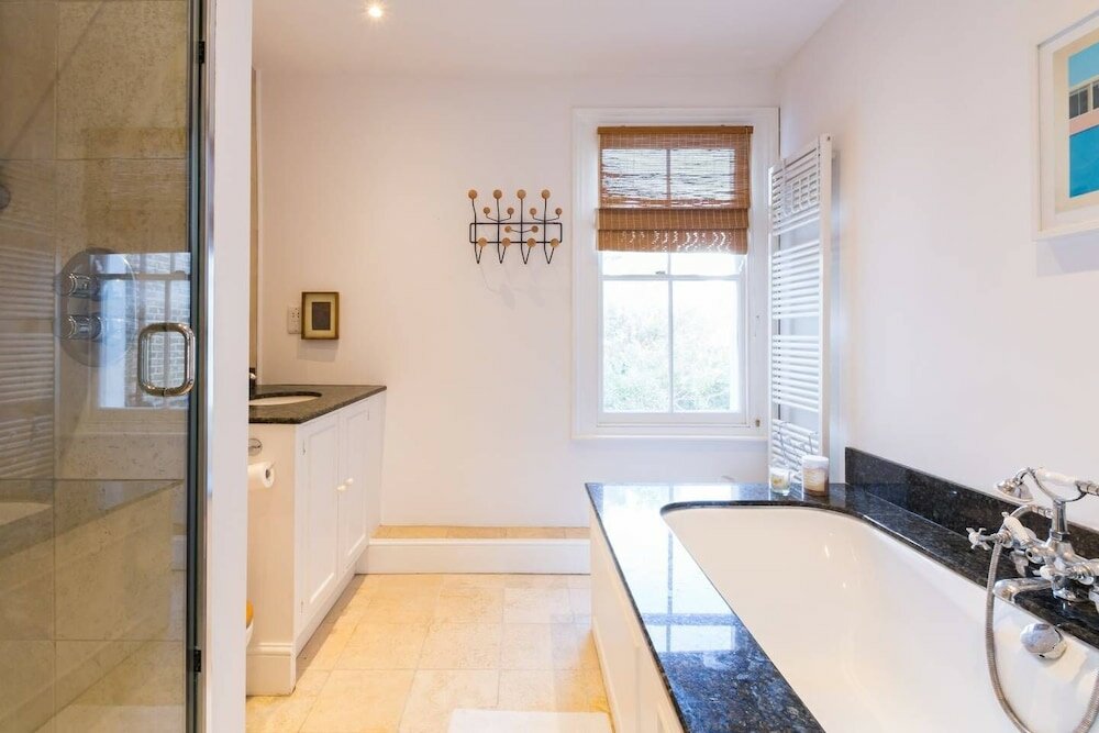Фото Fabulous 4 Bed House With Garden in Fulham