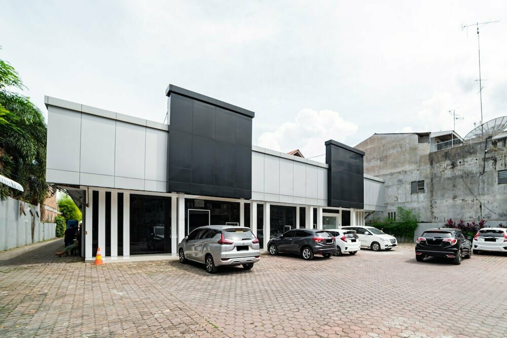 Hotel RedDoorz Plus near Thamrin Plaza Medan, Medan, photo