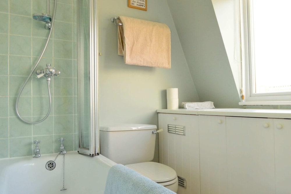 Фото Lovely Top Floor Flat in Leafy Fulham