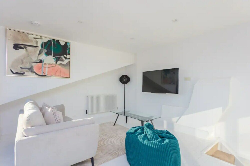 Фото Unique and Sun Filled 2 Bedroom Flat With Balcony -hackney