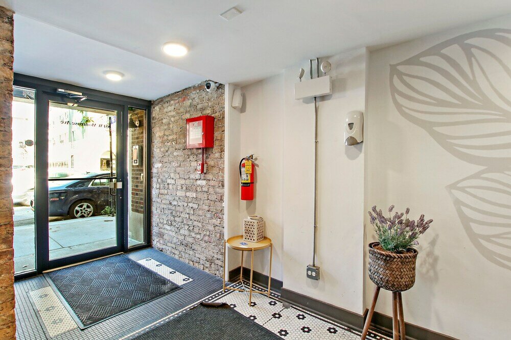 Фото Minimalist Design Studio Apt in Uptown