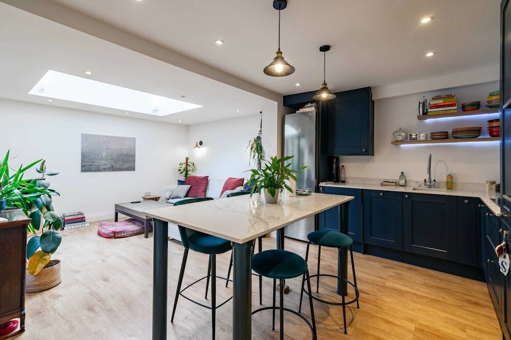 Фото Beautiful Two Bed Abode In South West London