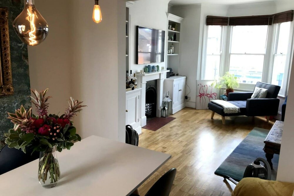 Фото Stylish 2 Bedroom Apartment in Fulham With a Garden Terrace