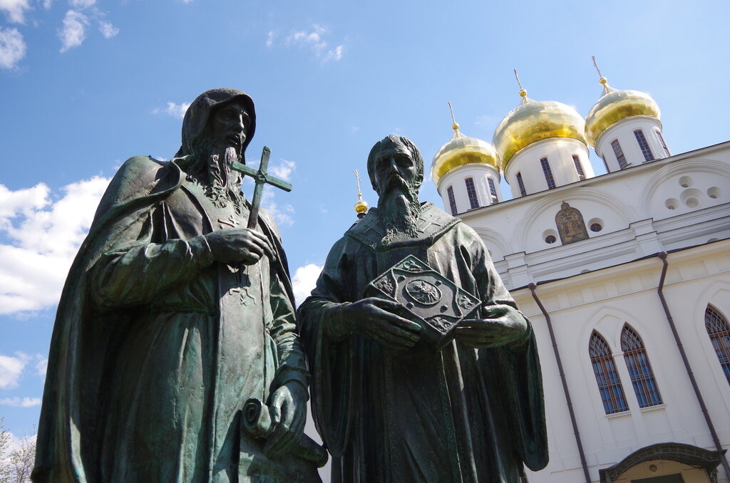 Памятник, мемориал Кирилл и Мефодий, Дмитров, фото