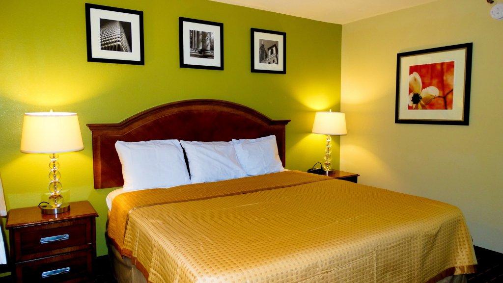 Фото Travelodge by Wyndham Savannah Midtown