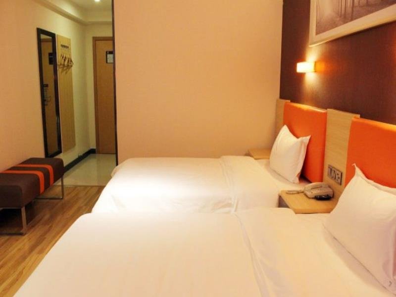 Фото 7 Days Premium Rongcheng Train Station Branch