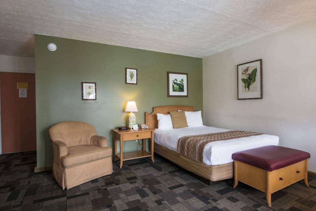 Фото Oyo Waterfront Hotel - Cape Coral/Fort Myers, Fl