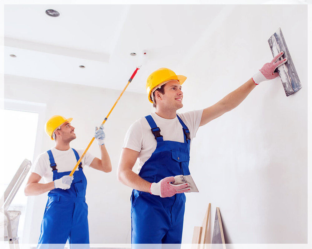 Бригада маляров красит забор длиной 810