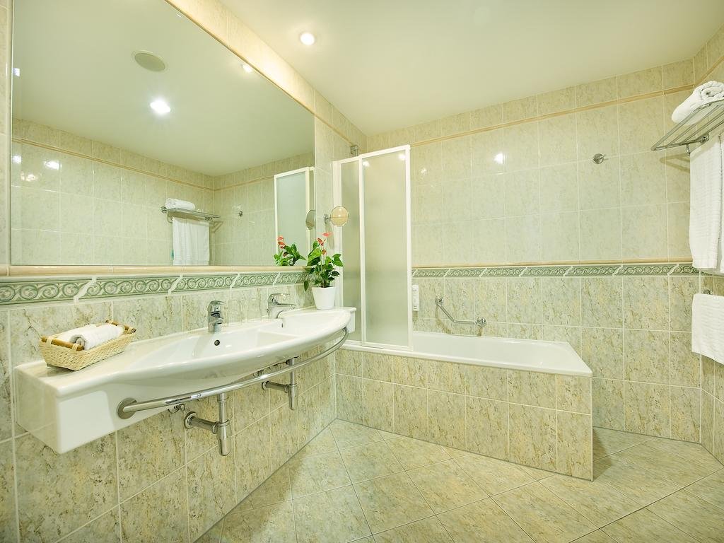 Фото Ramada by Wyndham Prague City Centre