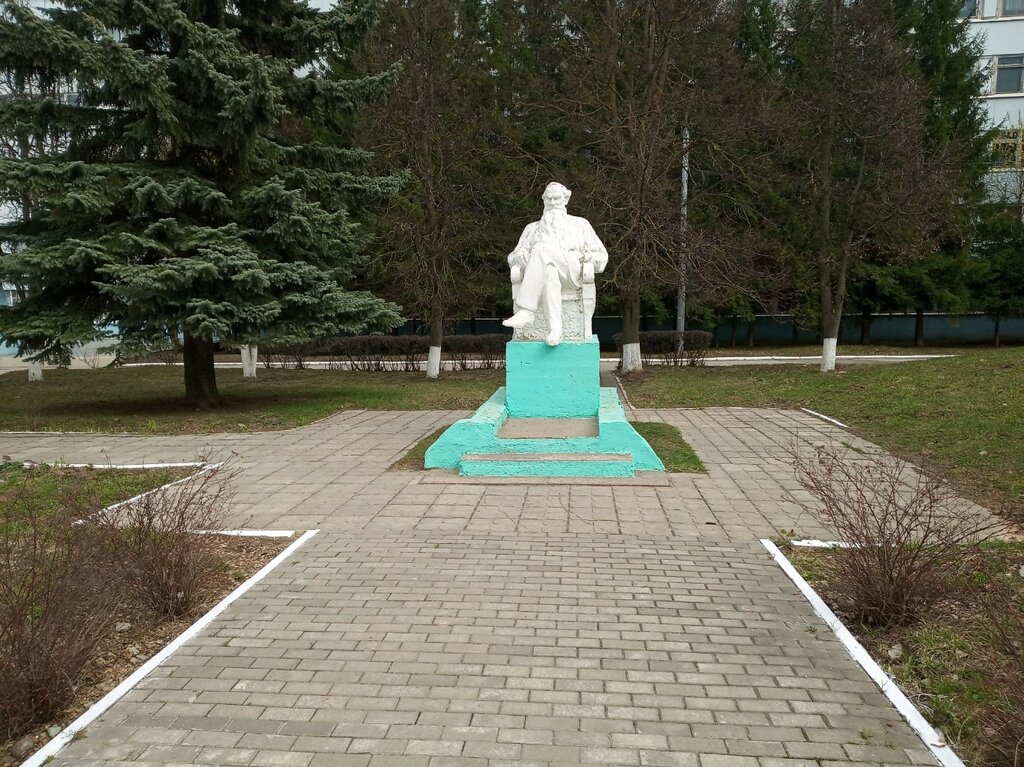 Monument, memorial L.N. Tolstoy, Tula, photo