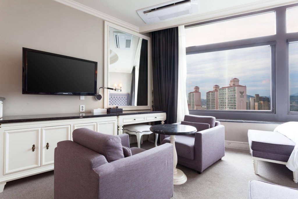 Фото The Riverside Hotel