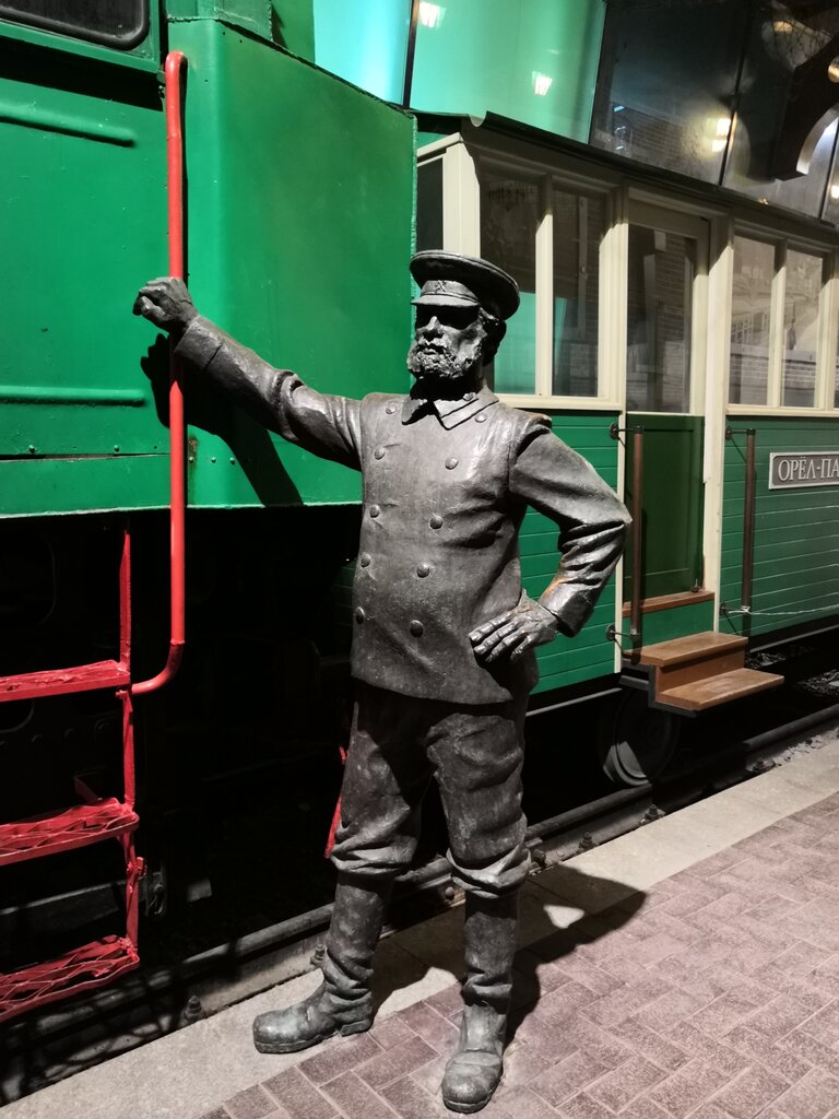 Genre sculpture Провожающие, машинист, дама с багажом, Orel, photo