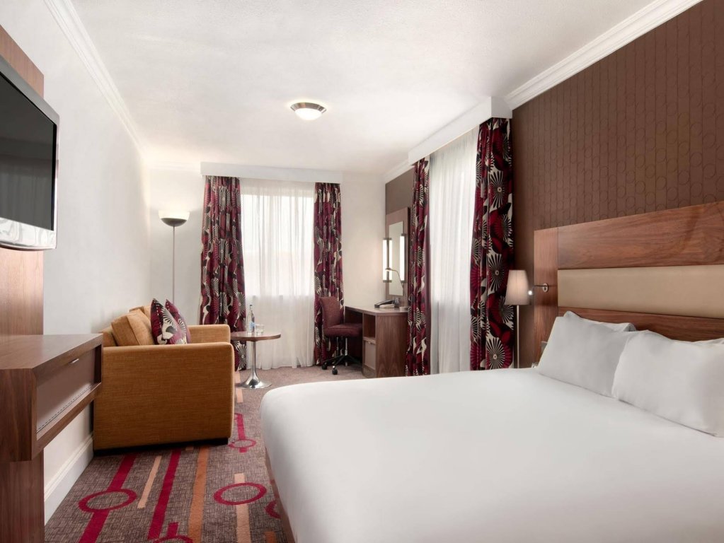 Фото DoubleTree by Hilton Bristol North