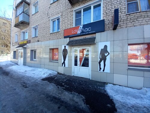 Порно мас әке өзінің кішкентай қызын қалаған жерінде трафиктендірген