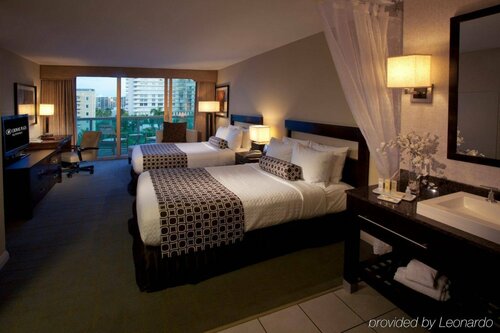 Внешний вид отеля DoubleTree Resort by Hilton Hollywood Beach в Голливуде, фото 4