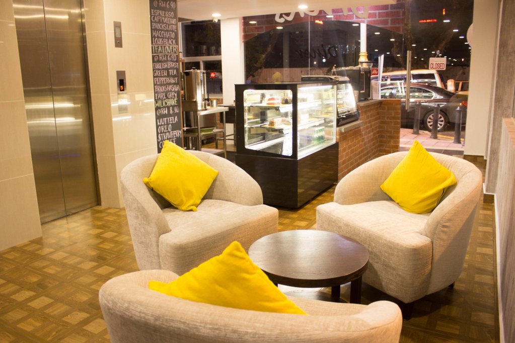 Фото Zen Rooms Royce Hotel