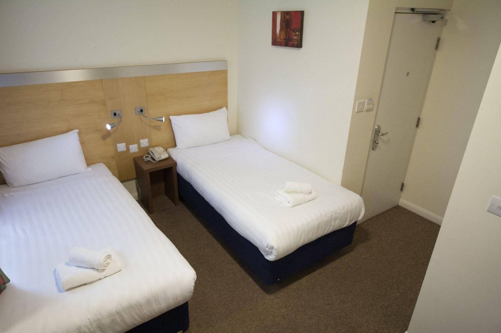 Фото Maiden Oval Hotel