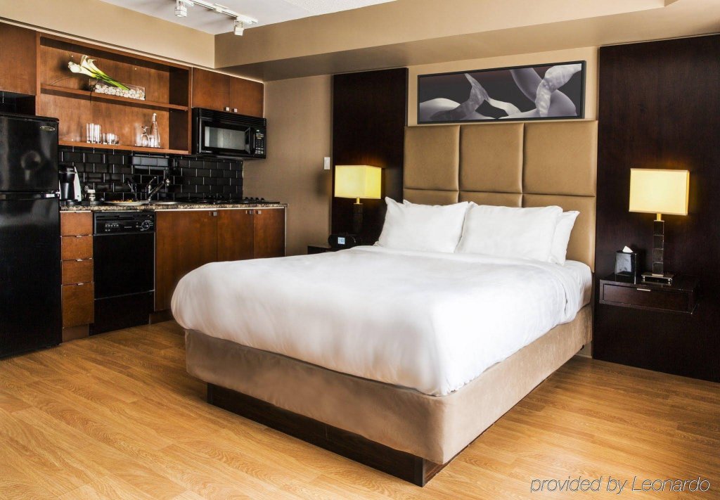 Фото Pantages Hotel Downtown Toronto