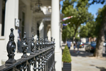 Фото The Queen’s Gate Hotel