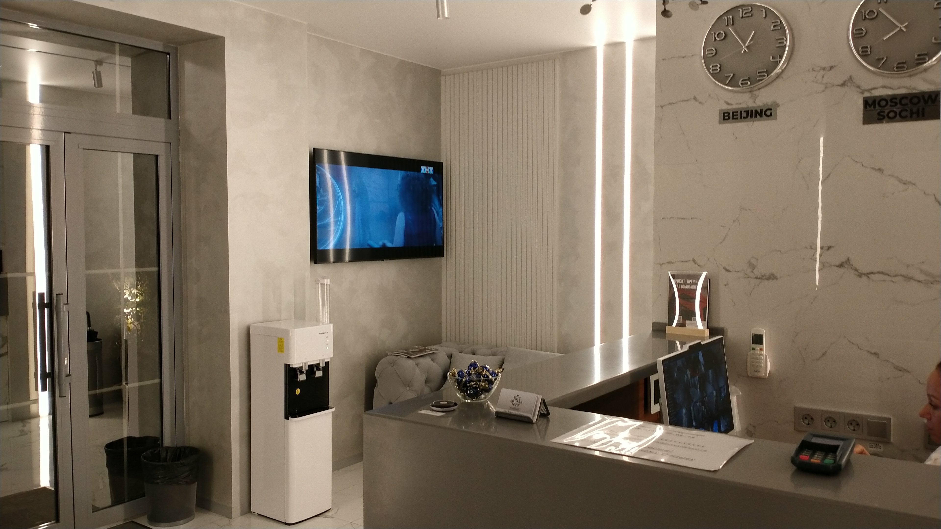 Фото The White Residence