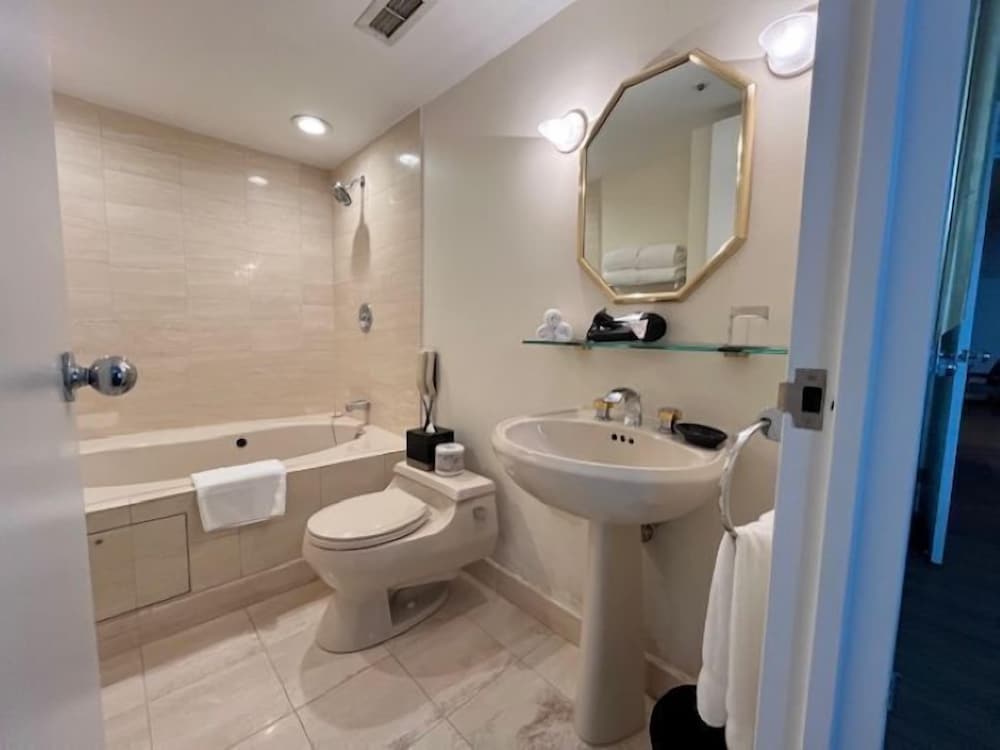 Фото Cambridge Suites Toronto