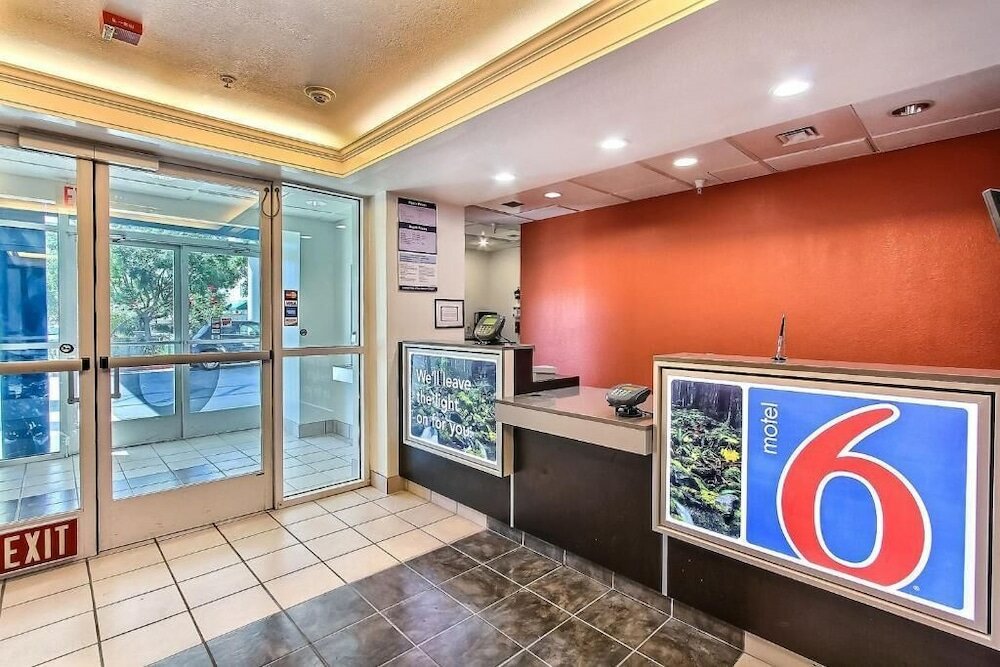 Фото Motel 6 Gilroy, Ca