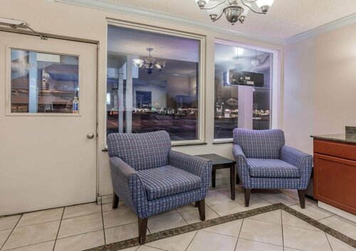 Гостиница Breeze Inn & Suites в Вирджиния-Бич