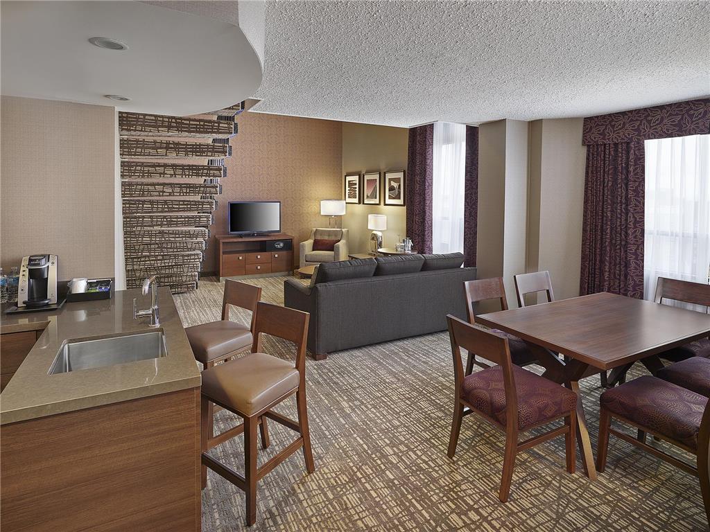 Фото DoubleTree by Hilton West Edmonton