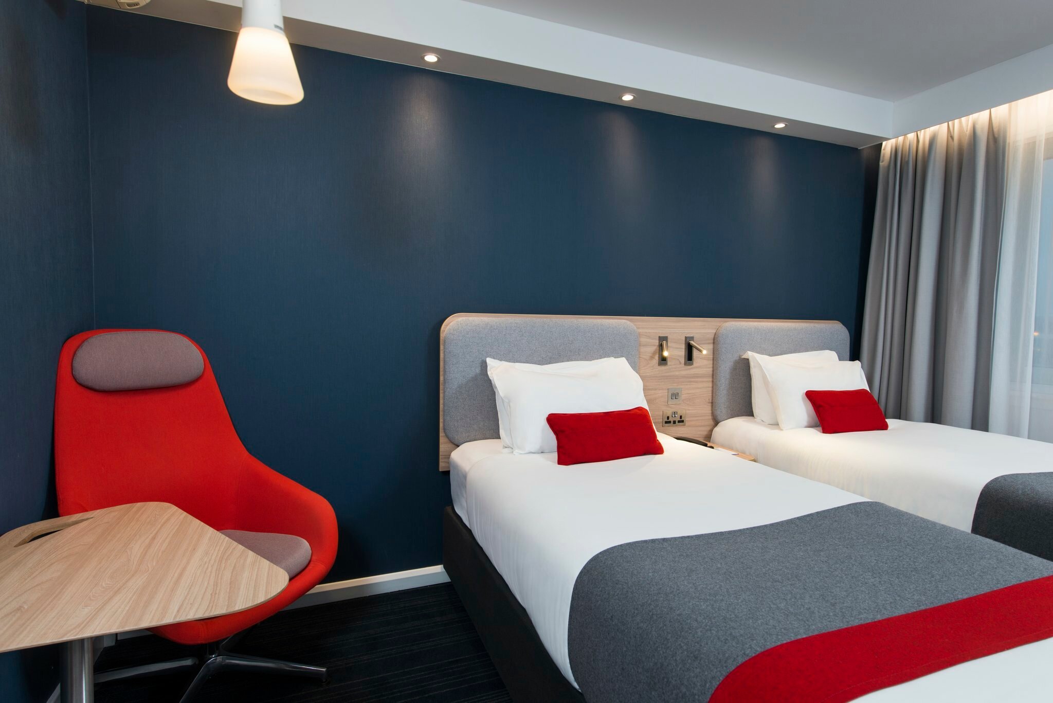 Фото Holiday Inn Express London Luton Airport, an Ihg Hotel