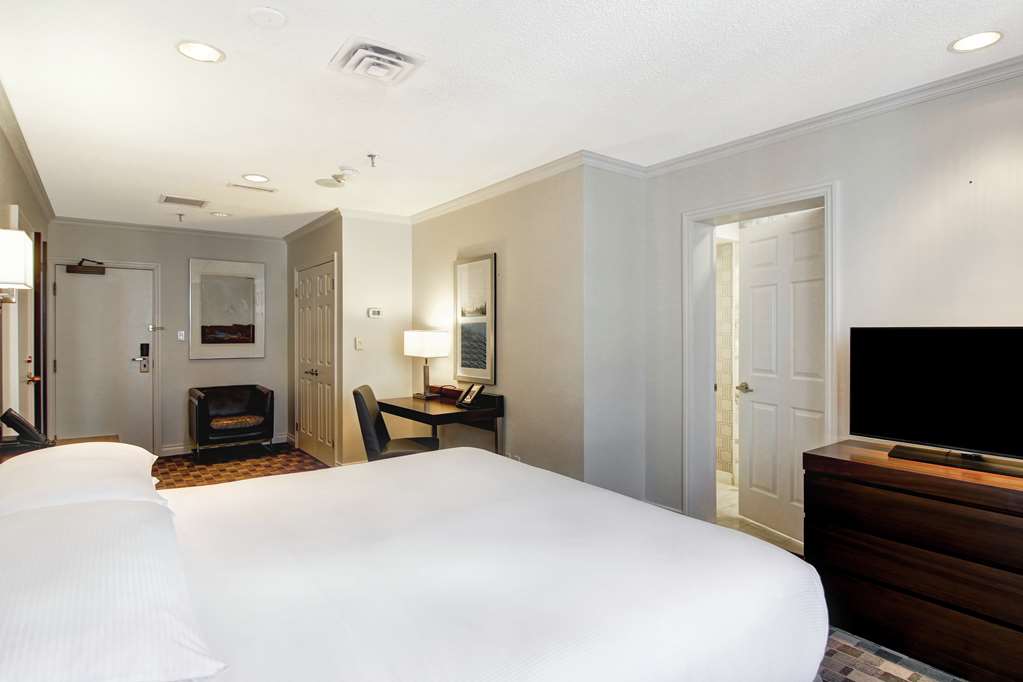 Фото DoubleTree by Hilton Hotel Toronto Downtown