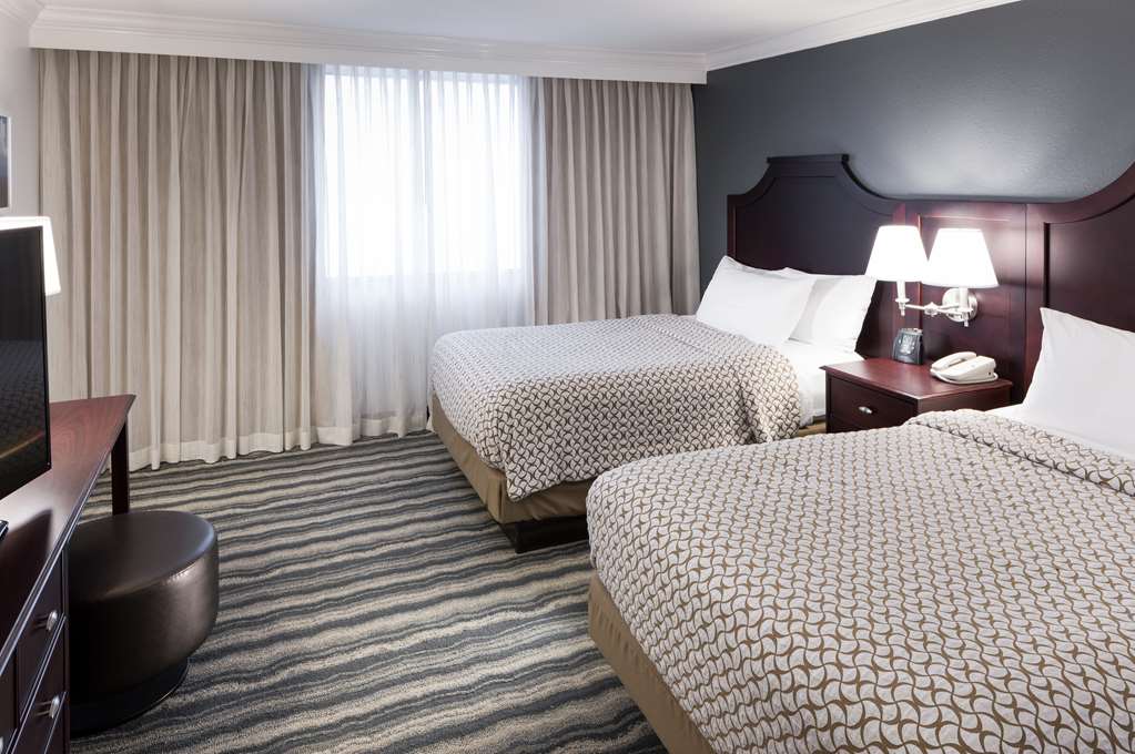 Фото Embassy Suites by Hilton Tampa Brandon