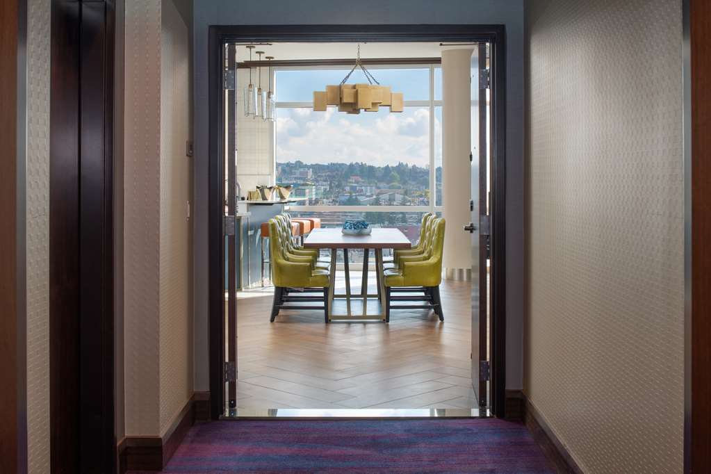 Фото Embassy Suites by Hilton Seattle Downtown Pioneer Square