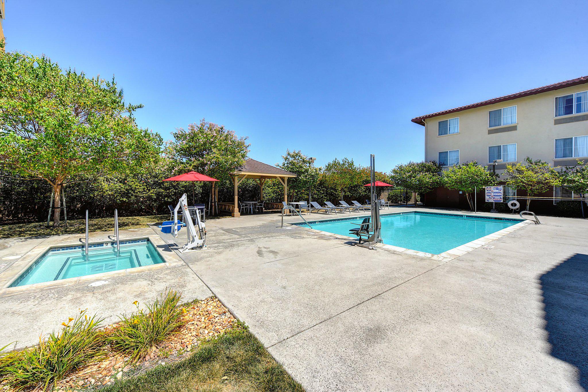 Фото Holiday Inn Express Hotel & Suites Manteca, an Ihg Hotel