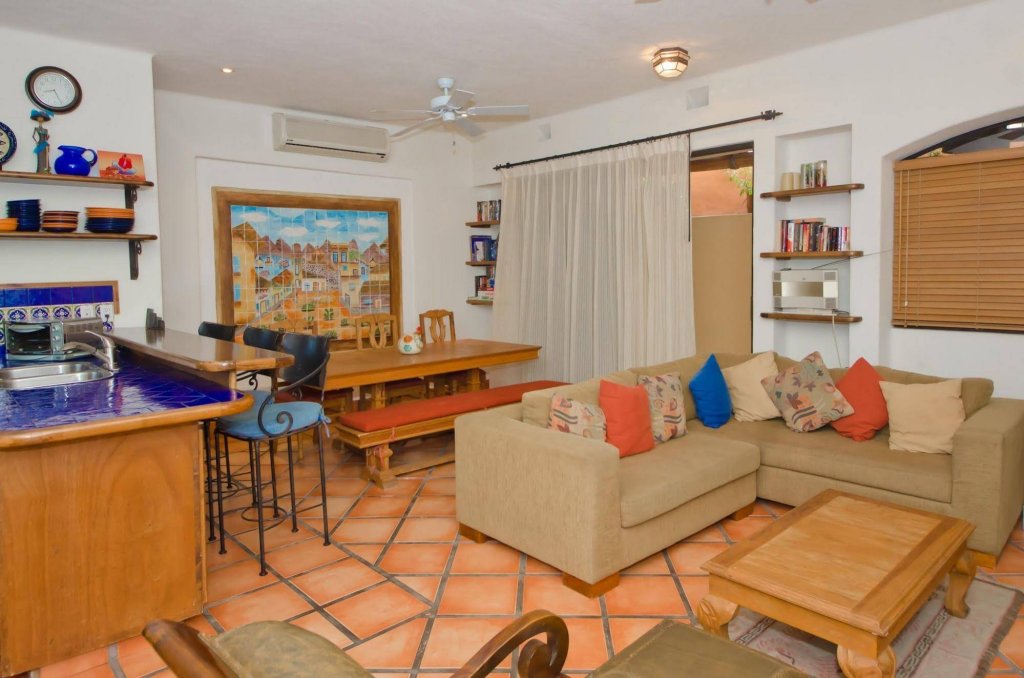 Фото Steps to Shopping, Dining, & Nightlife: Villa de Tres Hermanas