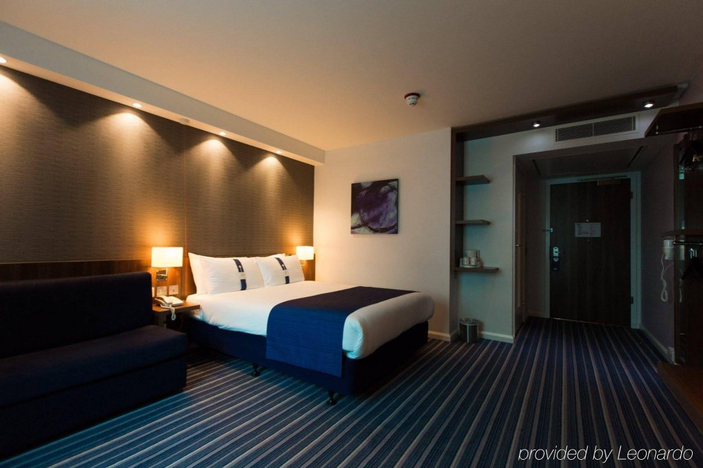 Фото Holiday Inn Express London - Stratford, an Ihg Hotel