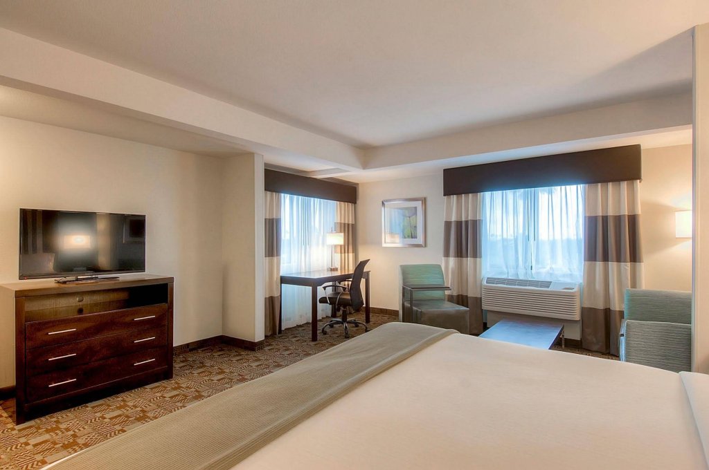 Фото Holiday Inn Express Hotel & Suites Carlsbad Beach, an Ihg Hotel