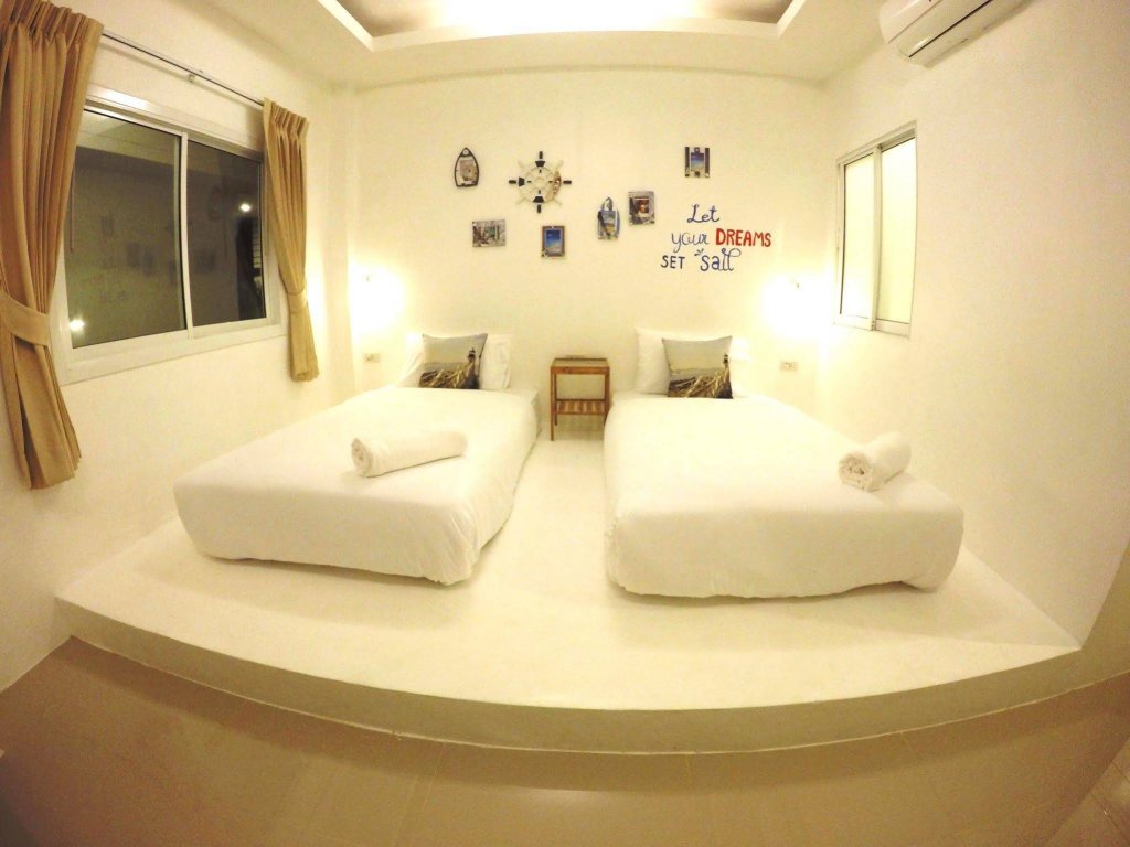 Фото At We Patong Guest House