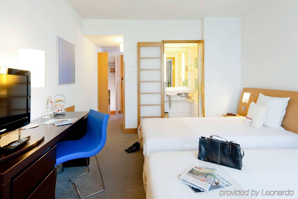 Фото Novotel Hamburg City Alster